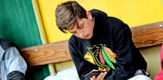 Nastolatek korzystający ze smartfona
